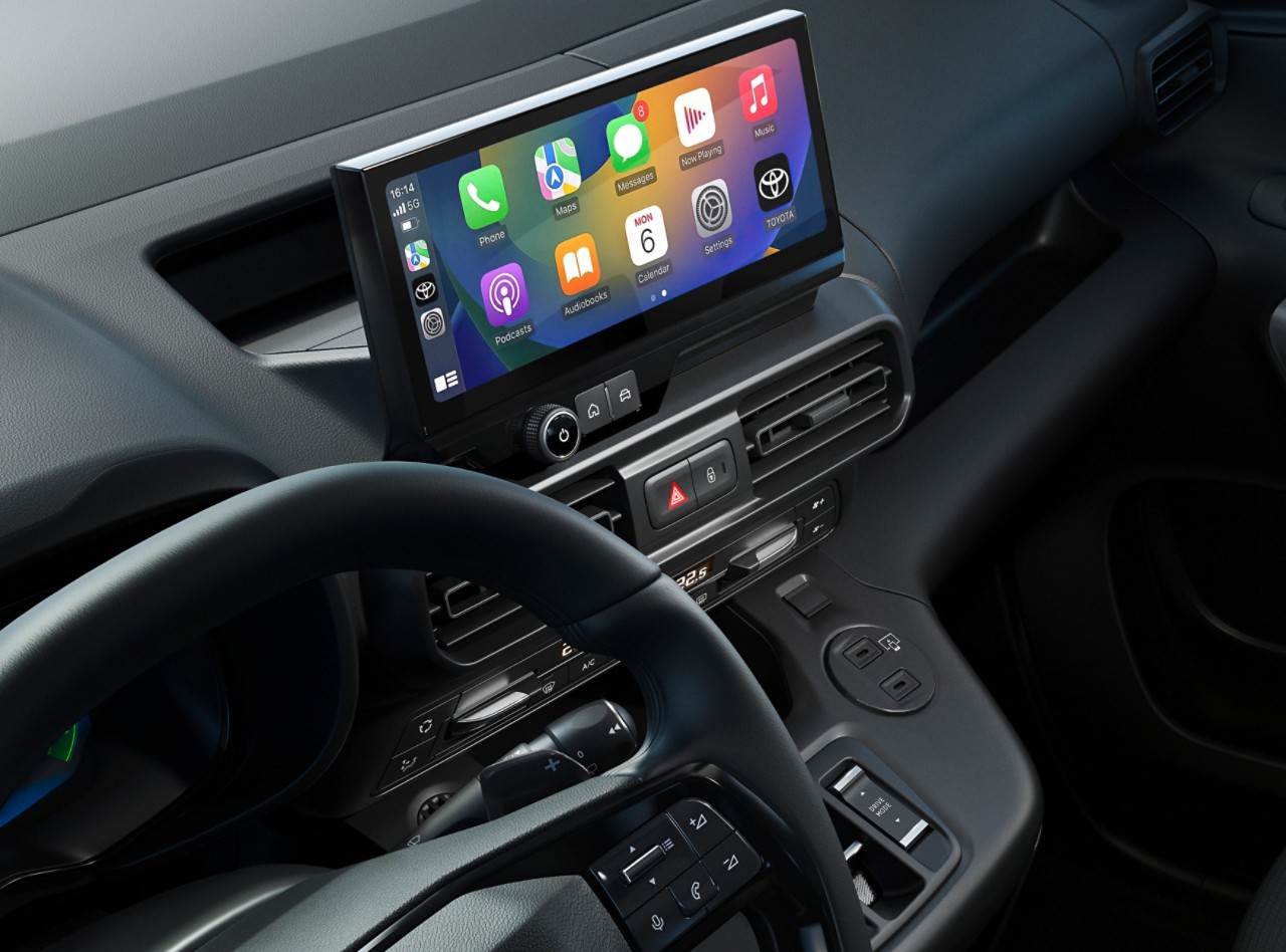 Apple CarPlay pe ecranul multimedia din Proace City Verso 